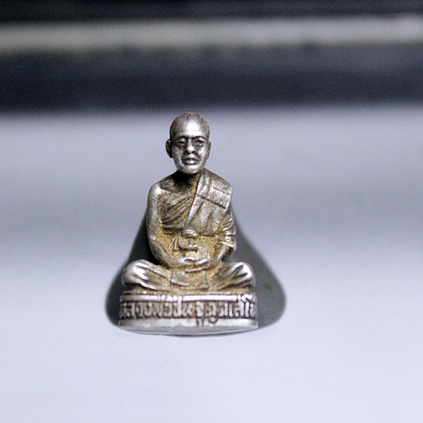 A305รูปหล่อเนื้อเงิน หลวงพ่อชื่น วัดหนองเฝ้า สุพรรณบุรี สภาพสวยๆ