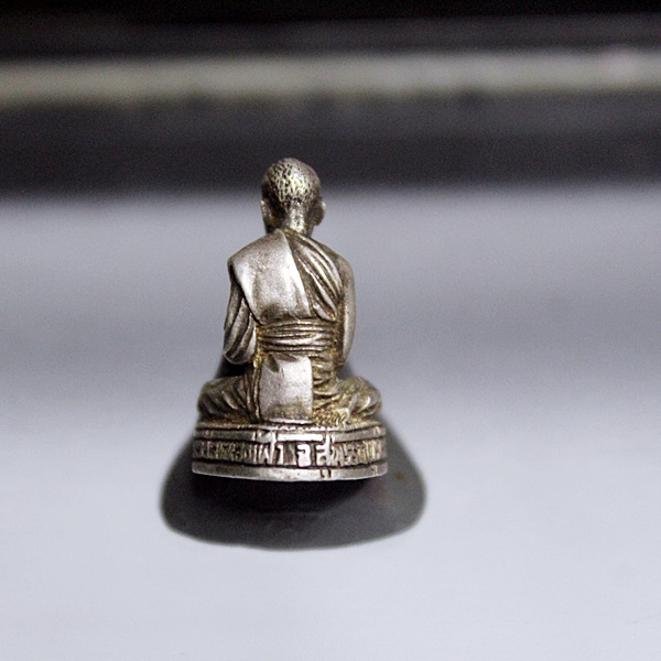 A305รูปหล่อเนื้อเงิน หลวงพ่อชื่น วัดหนองเฝ้า สุพรรณบุรี สภาพสวยๆ