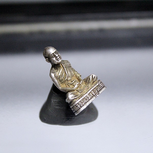 A305รูปหล่อเนื้อเงิน หลวงพ่อชื่น วัดหนองเฝ้า สุพรรณบุรี สภาพสวยๆ