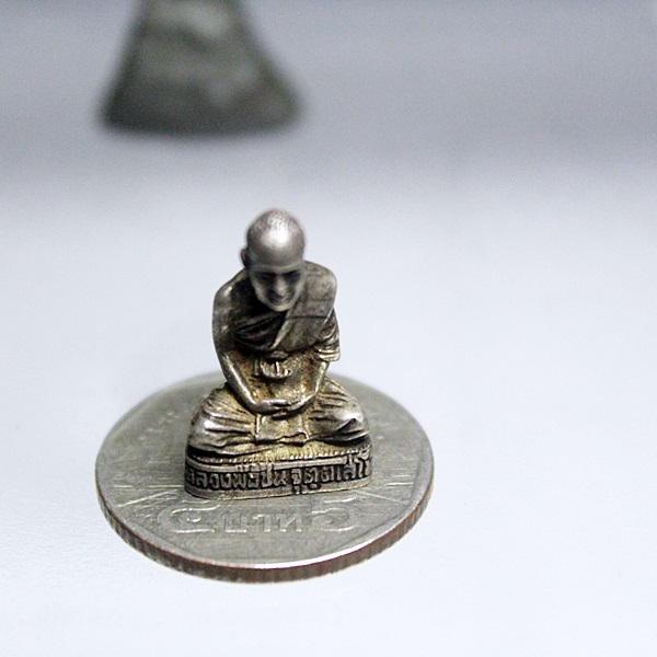 A305รูปหล่อเนื้อเงิน หลวงพ่อชื่น วัดหนองเฝ้า สุพรรณบุรี สภาพสวยๆ