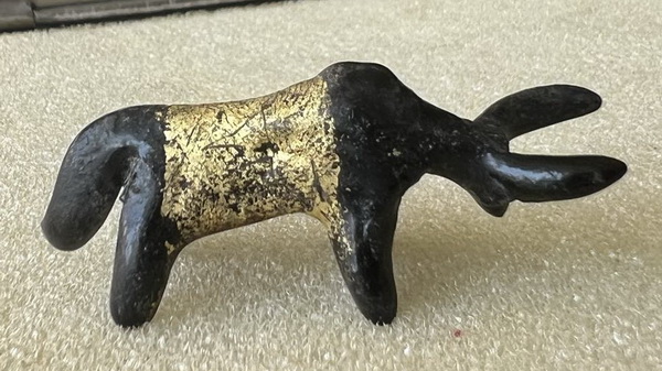 วัวธนู หลวงพ่อสังข์ วัดนากันตม จ.ศรีสะเกษ อุดผงวิเศษเนื้อผง ว่าน108ชนิด ผสมครั่งพุทรา ปิดทองพร้อมจาร