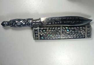 มีดหมอด้าม-ฝักมุก จารมือไม่ทราบที่ 