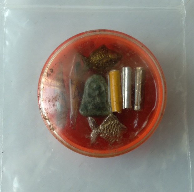 ตลับสีผึ้งไม่ทราบที่