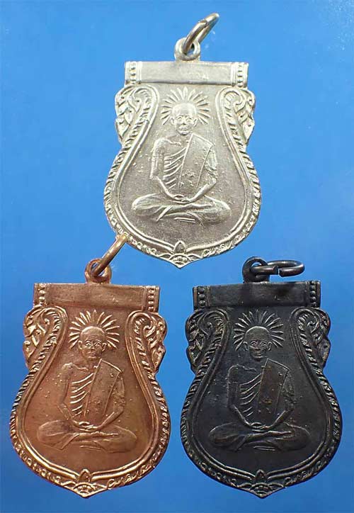 ขายขาดทุนยับ!!!เหรียญหลวงพ่อเปียก วัดนาสร้าง ชุมพร รุ่นแรก 3 องค์ 3 เนื้อ+บัตรรับรองพระแท้ 3 ใบ*49