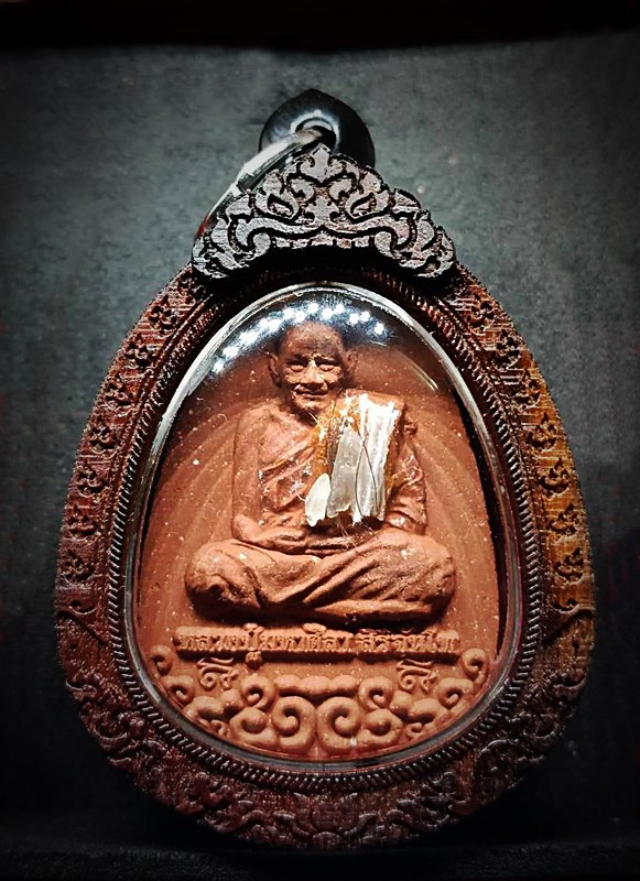 คัดมาสวยๆ พระผงนั่งเมฆ “เลื่อนยศ” เนื้อแดง หลวงปู่มหาศิลา สิริจันโท จีวร+เกศา+สายสิน+ข้าวก้นบาตร แท้