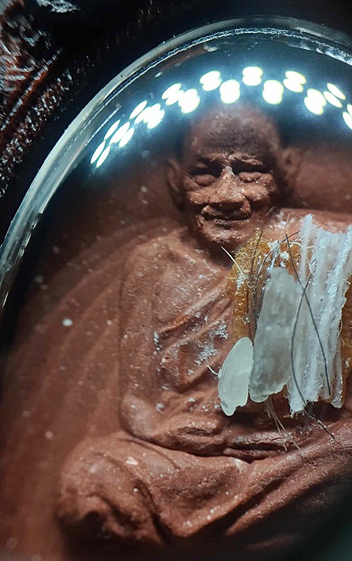 คัดมาสวยๆ พระผงนั่งเมฆ “เลื่อนยศ” เนื้อแดง หลวงปู่มหาศิลา สิริจันโท จีวร+เกศา+สายสิน+ข้าวก้นบาตร แท้