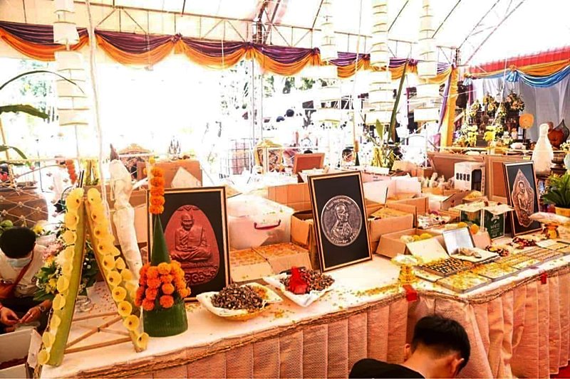 คัดมาสวยๆ พระผงนั่งเมฆ “เลื่อนยศ” เนื้อแดง หลวงปู่มหาศิลา สิริจันโท จีวร+เกศา+สายสิน+ข้าวก้นบาตร แท้