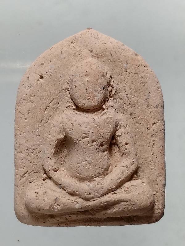 พระเนื้อดินหลังชาดแดง 