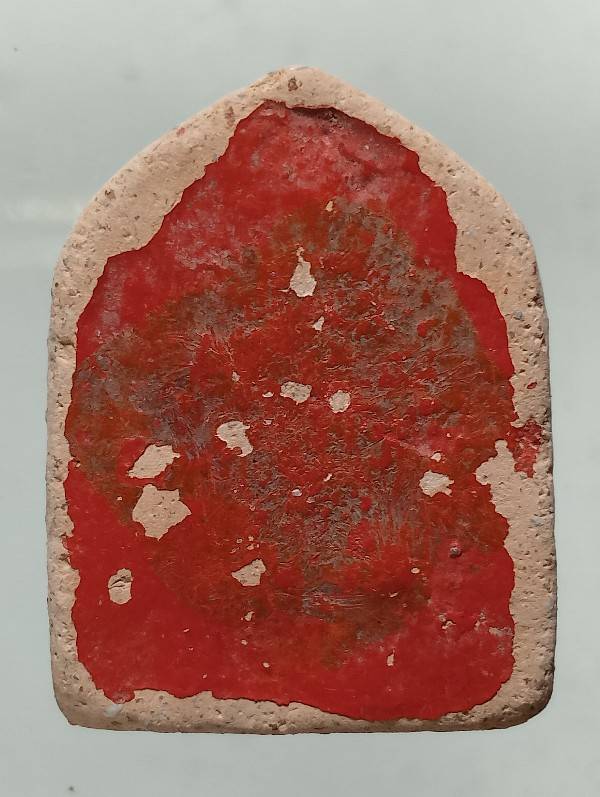 พระเนื้อดินหลังชาดแดง 