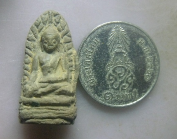 **เบา​ๆ​**พระรอดพิมพ์ใหญ่ เนื้อดิน เก่าๆ**สวยๆ เชิญชมครับ 