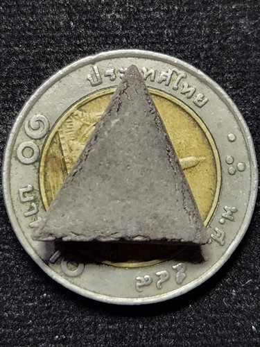 วัดระฆังโฆสิตาราม กทม หลวงปู่หิน  พิมพ์กลาง สามเหลี่ยม เนื้อผงใบลาน