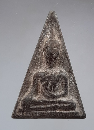 พระนางพญาหลังอุ หลวงพ่อจง วัดหน้าต่างนอก จ.พระนครศรีอยุธยา เนื้อดินเผา ปี2500