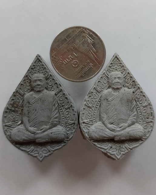 " พระผงรูปเหมือน พิมพ์พัดยศ หลวงตาพวง สุขินทริโย วัดศรีธรรมาราม จ.ยโสธร เนื้อเทาสวยๆ 2 องค์ครับ "
