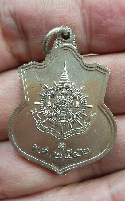 เหรียญเสมาที่ระลึก 6 รอบ รัชกาลที่ 9 ปี 2542 พิธีมังคลาภิเษก ณ.วัดพระศรีรัตนศาสดาราม เคาะเดียว(6)