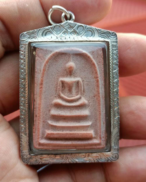 สมเด็จพระธาตุพนม วัดพระธาตุพนม จ.นครพนม เนื้อแดงนิยม ปี2518 เลี่ยมเงินพร้อมใช้