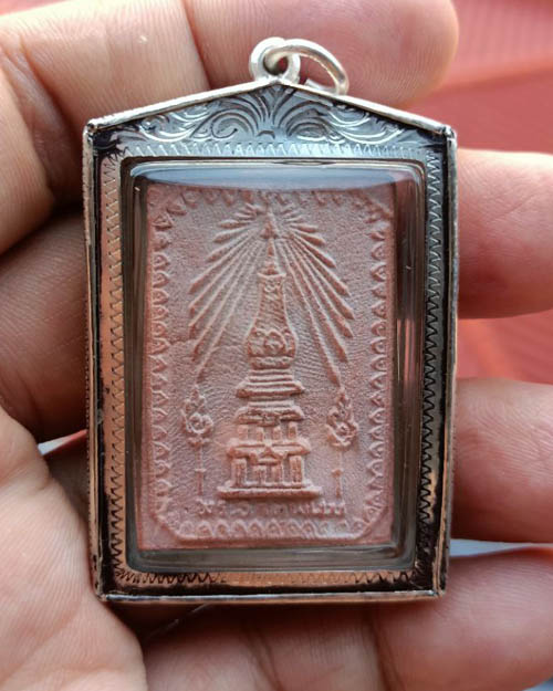 สมเด็จพระธาตุพนม วัดพระธาตุพนม จ.นครพนม เนื้อแดงนิยม ปี2518 เลี่ยมเงินพร้อมใช้