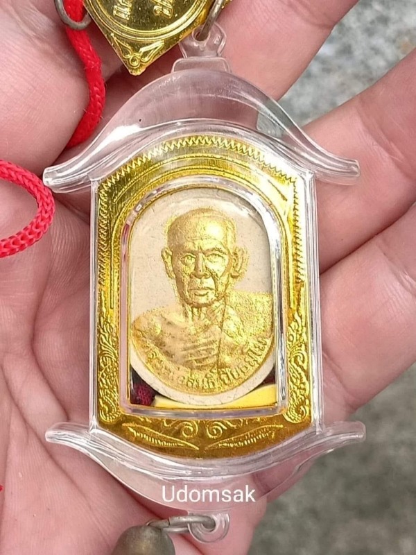 พระแขวนหน้ารถยนต์ แคล้วคลาด ปลอดภัย โชคดีมีสุข พระรูปเหมือน ปัดทอง เลี่ยมพลาสติกสวยงาม หลวงพ่อสนธิ์ 