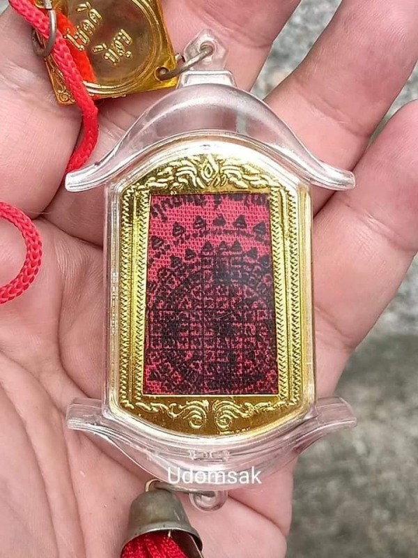 พระแขวนหน้ารถยนต์ แคล้วคลาด ปลอดภัย โชคดีมีสุข พระรูปเหมือน ปัดทอง เลี่ยมพลาสติกสวยงาม หลวงพ่อสนธิ์ 