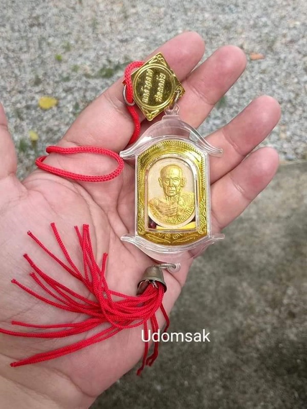 พระแขวนหน้ารถยนต์ แคล้วคลาด ปลอดภัย โชคดีมีสุข พระรูปเหมือน ปัดทอง เลี่ยมพลาสติกสวยงาม หลวงพ่อสนธิ์ 