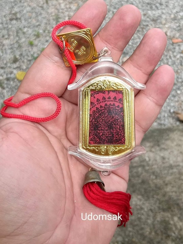 พระแขวนหน้ารถยนต์ แคล้วคลาด ปลอดภัย โชคดีมีสุข พระรูปเหมือน ปัดทอง เลี่ยมพลาสติกสวยงาม หลวงพ่อสนธิ์ 