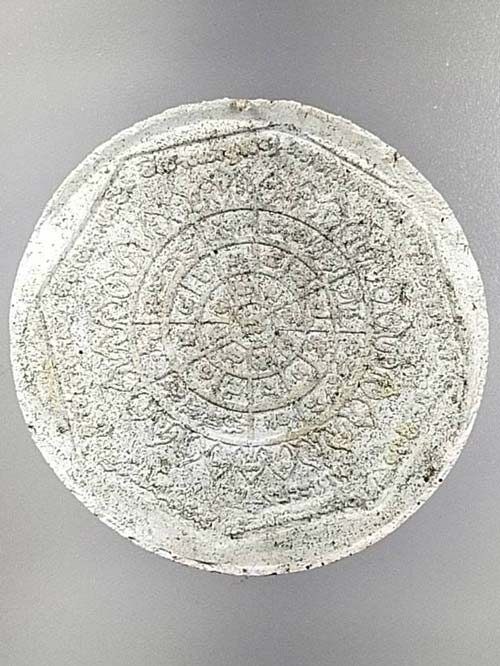 หลวงพ่อโสธร รุ่นทองประทาน เนื้อผงมหาว่าน 8 เหลี่ยม ปัดทอง พิมพ์เล็ก กล่องเดิมจากวัด