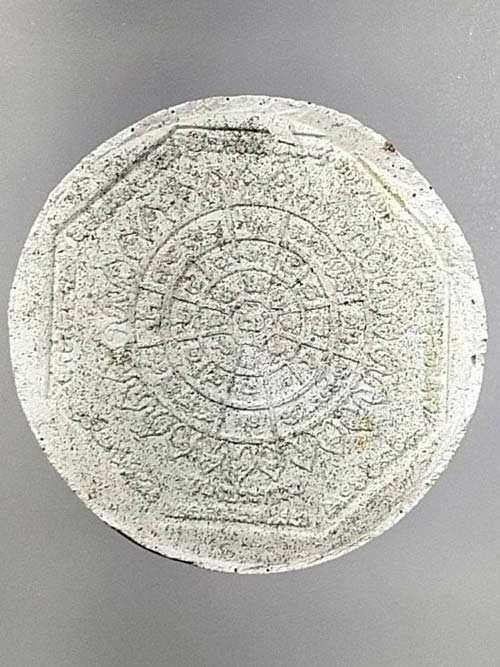 หลวงพ่อโสธร รุ่นทองประทาน เนื้อผงมหาว่าน 8 เหลี่ยม ปัดทอง พิมพ์เล็ก กล่องเดิมจากวัด