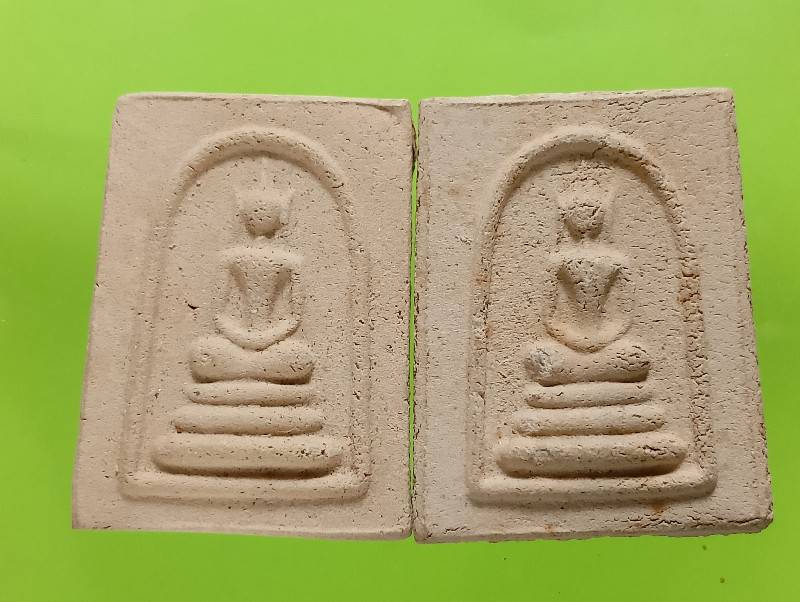 พระสมเด็จเนื้อผง 2 องค์ ไม่ทราบที่ 