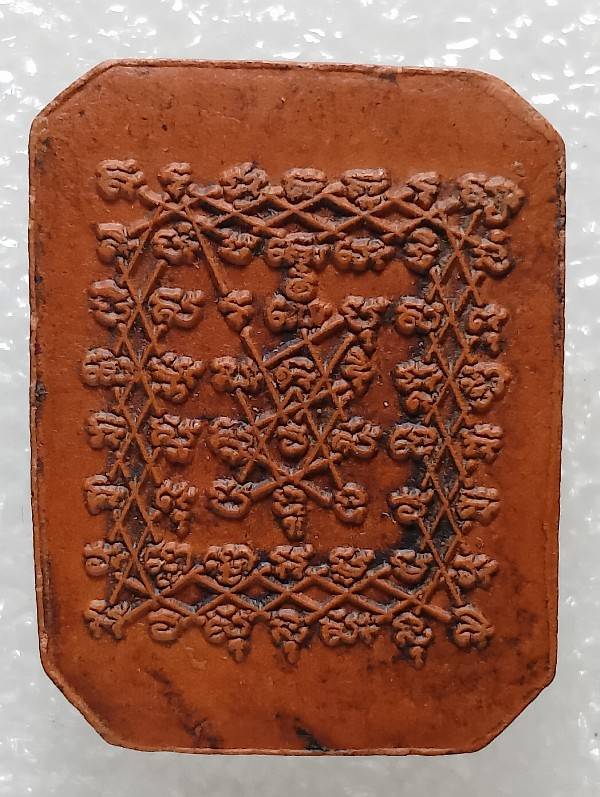 พระผงขี่ไก่หางพวง หลังยันต์เกราะเพชร 