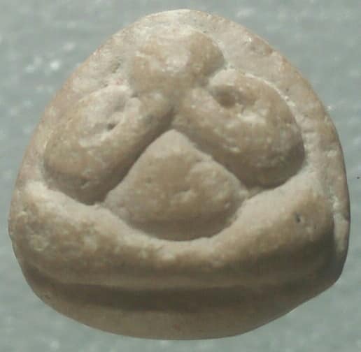 พระปิดตาเนื้อผง  ไม่ทราบวัด ๓ 