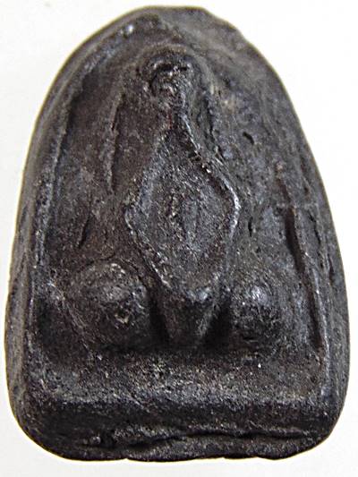 พระปิดตาเนื้อผงใบลาน  ขนาดประมาณเมล็ดถั่วลิสง