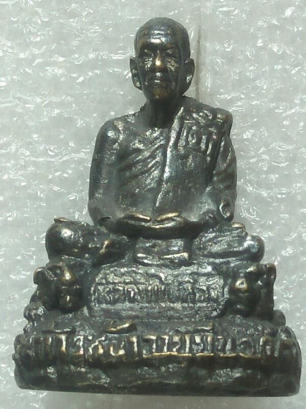 รูปหล่อหลวงปู่เปลื้อง วัดลาดยาว นครสวรรค์ รุ่น อายุยืน 108 ปี