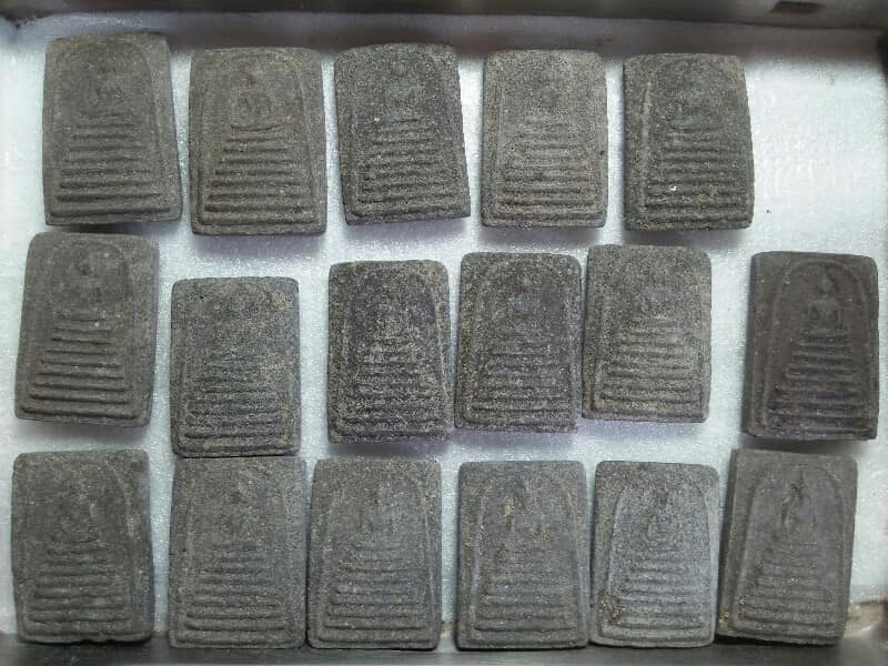 พระผงสมเด็จ 7 ชั้น ไม่ทราบที่ จำนวน 17 องค์ 