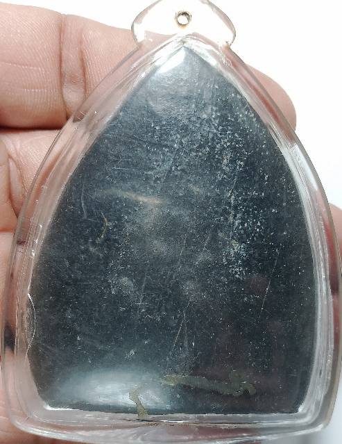 พระนารายณ์ทรงปืน เนื้อผง องค์ใหญ่ เลี่ยมพลาสติก 