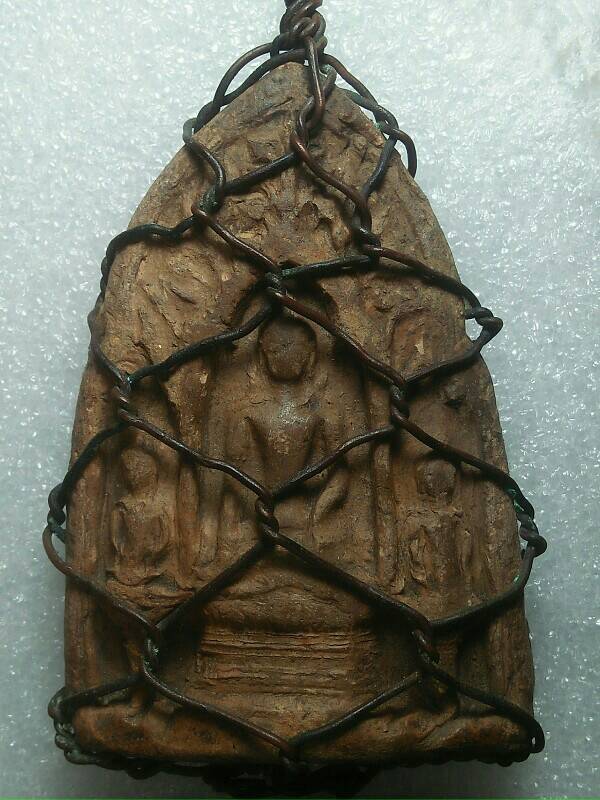 พระเนื้อดินถักลวดไว้ 