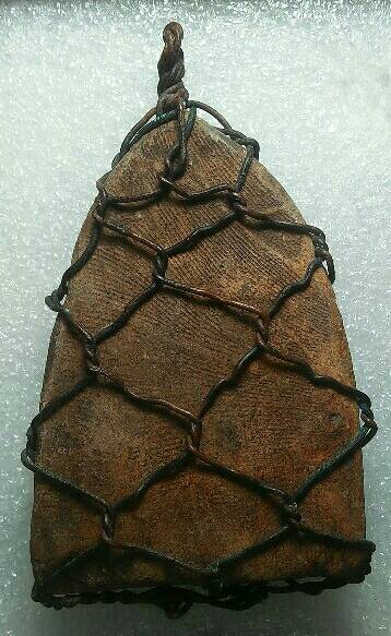 พระเนื้อดินถักลวดไว้ 