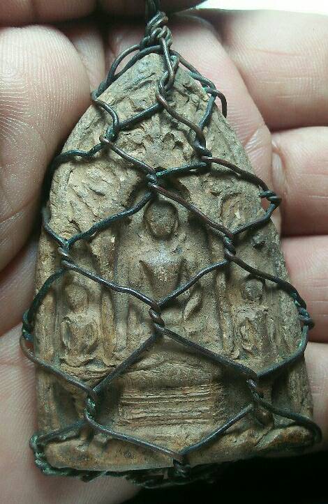 พระเนื้อดินถักลวดไว้ 