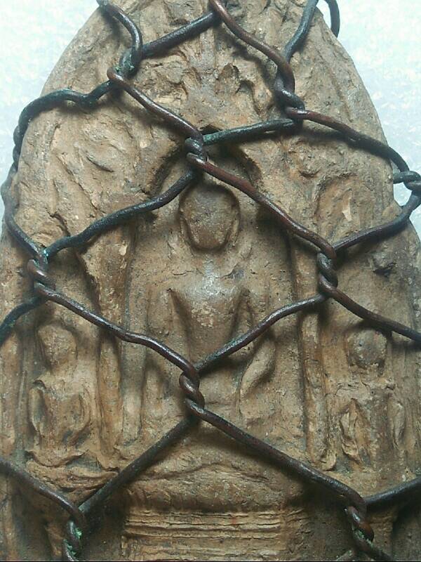 พระเนื้อดินถักลวดไว้ 