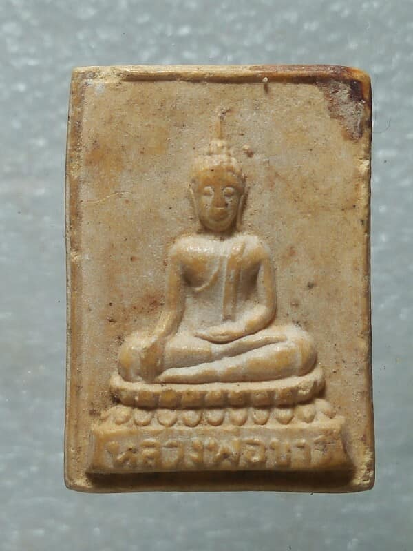 พระผงหลวงพ่อขาว หลังพระครูพิทักษ์ธรรมคุณ  วัดเสาธงกลาง  สมุทรปราการ 