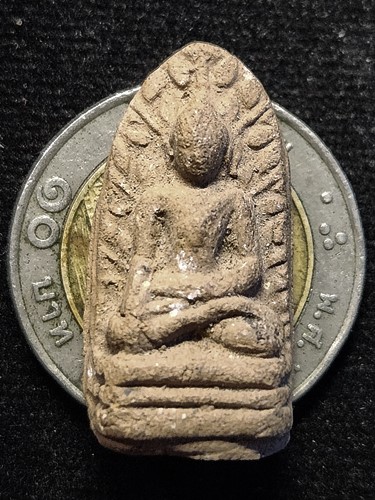 วัดบ้านเด่น  เชี่ยงใหม่ พระรอด ครูบาเทือง หลังปั้มหนังสือ 