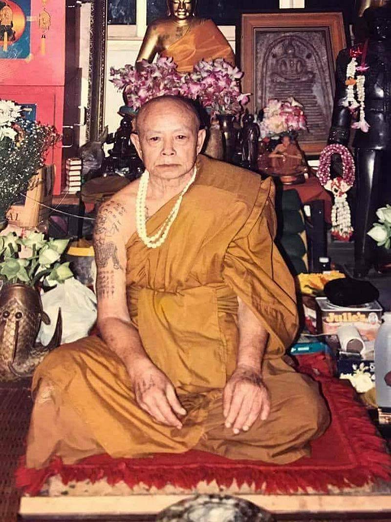 เหรียญนั่งพานเต็มองค์ หลวงปู่พรหมมา วัดสวนหินผานางคอย รุ่นรวมใจ-เสาร์ห้า ปี37 เนื้อฝาบาตร 