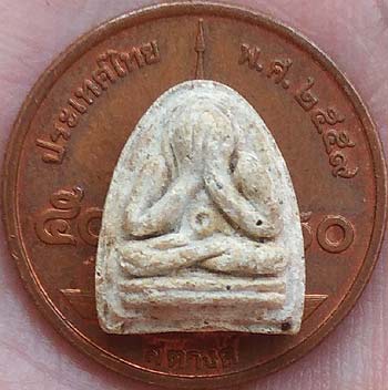 *พระปิดตาพิมพ์จิ๋ว เนื้อผงลาย ปี๒๕๑๗ หลวงพ่อแพ วัดพิกุลทอง สิงห์บุรี*