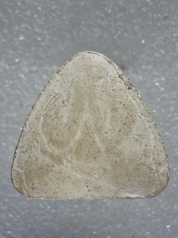 พระปิดตาเนื้อผง 