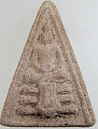 ๒๐ พระผงฐานผ้าทิพย์