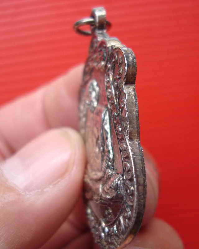 เหรียญเสมาหลวงปู่ทิม อิสริโกวัดละหารไร่ รุ่นมงคลศิลาฤกษ์ ปี37 จ.ระยอง กะไหล่เงิน กล่องเดิมๆจากวัด