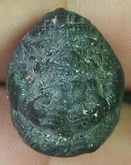 พระผงหนุมานอุ้มดวง ปู่เกลี้ยง วัดเนินสุทธาวาส ชลบุรี  เนื้อผง โค้ต นะ 