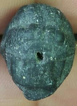 พระผงหนุมานอุ้มดวง ปู่เกลี้ยง วัดเนินสุทธาวาส ชลบุรี  เนื้อผง โค้ต นะ 