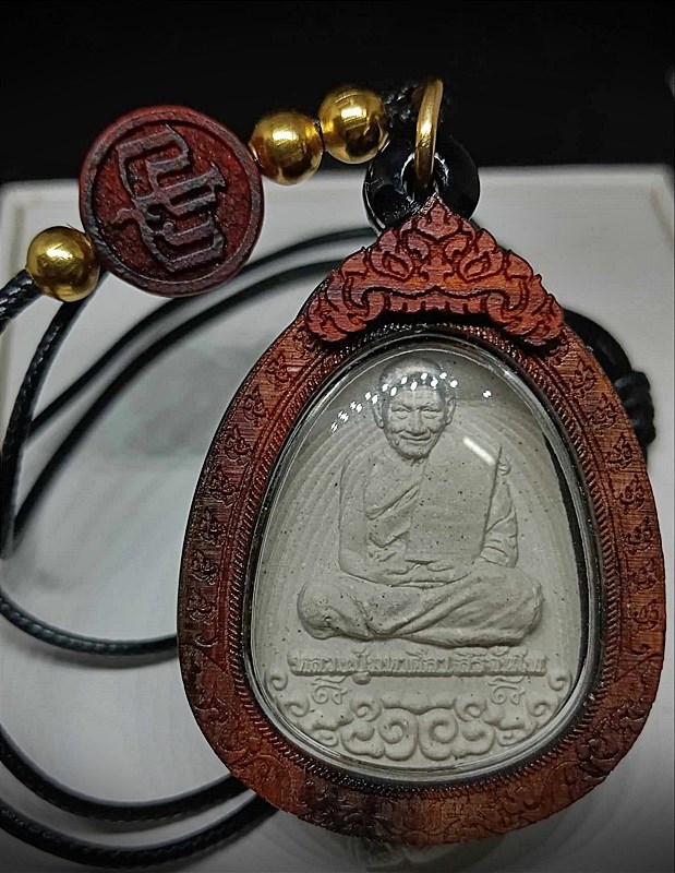 พระผงนั่งเมฆ เนื้อขาว รุ่นเลื่อนยศ หลวงปู่มหาศิลา สิริจันโท ปี64 แถมของหายากแบ่งให้จากใจจีวร+เกศา+