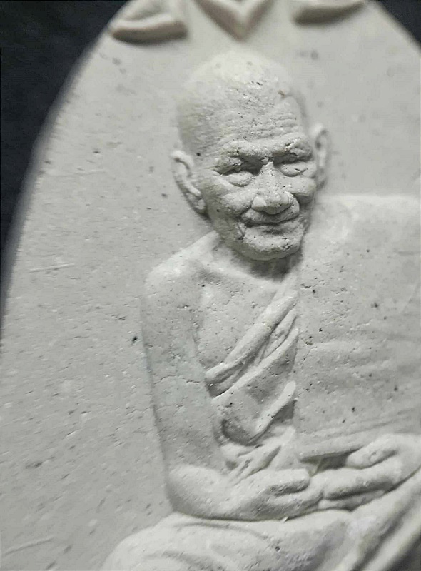 พระผงนั่งเมฆ เนื้อขาว รุ่นเลื่อนยศ หลวงปู่มหาศิลา สิริจันโท ปี64 แถมของหายากแบ่งให้จากใจจีวร+เกศา+