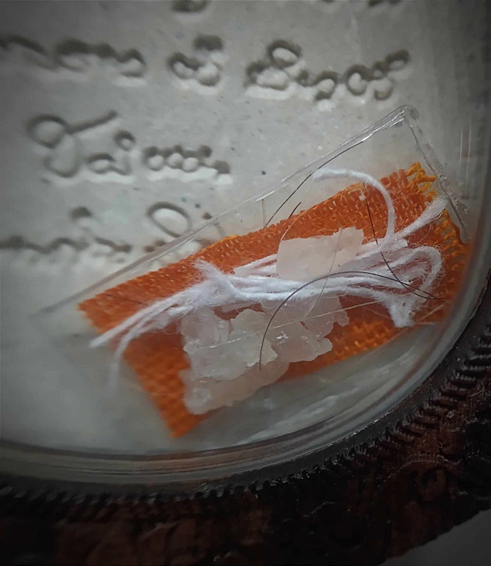 พระผงนั่งเมฆ เนื้อขาว รุ่นเลื่อนยศ หลวงปู่มหาศิลา สิริจันโท ปี64 แถมของหายากแบ่งให้จากใจจีวร+เกศา+