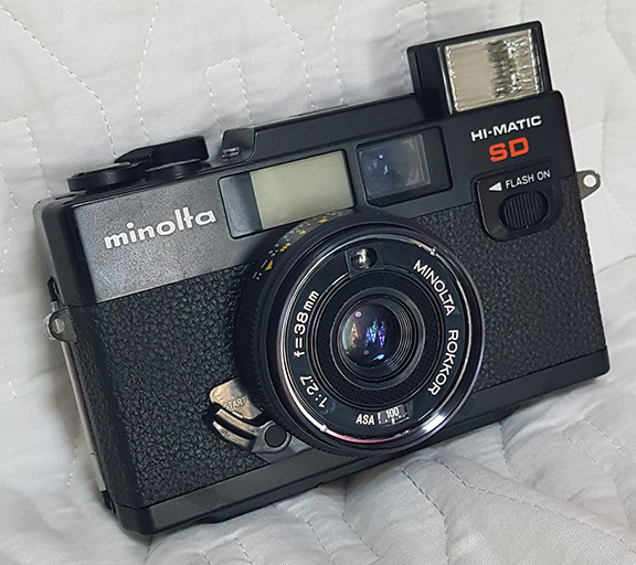 กล้องฟิลม์ Minolta HI-MATIC SD สวยๆ เลนส์ monolta rokkor 1:27 f38mm. แฟลชแบบป้อปอัพด้านบน